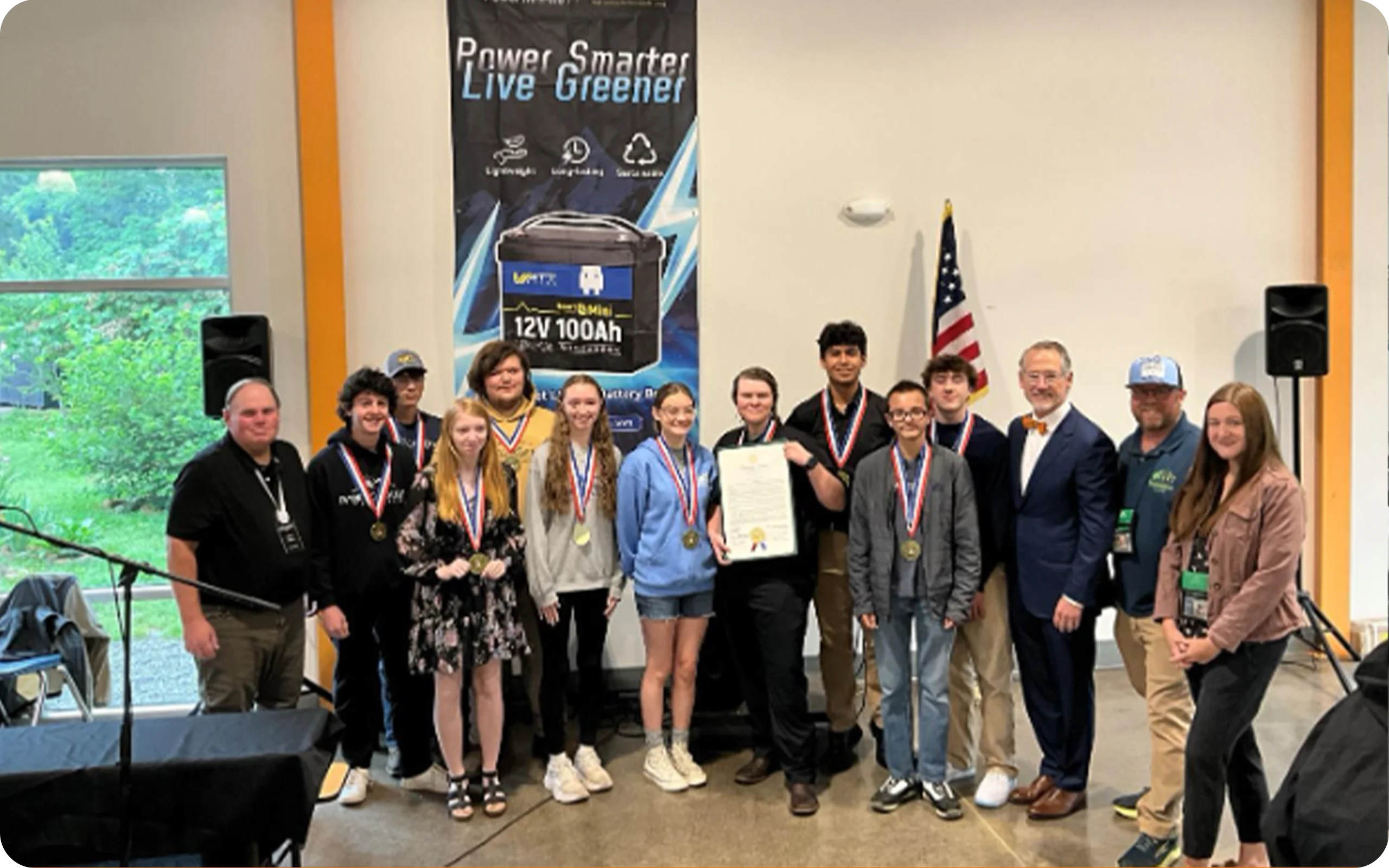 从乌克兰到非洲：WattCycle 用太阳能背包点亮人道主义之路-瓦石能源